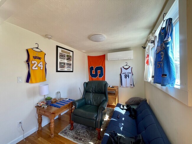 Foto del edificio - 528 E 3rd St