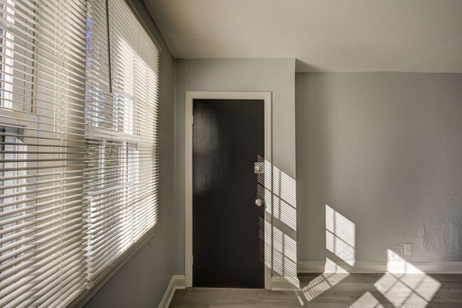 Photo - 6151 Chinquapin Pky Apartments