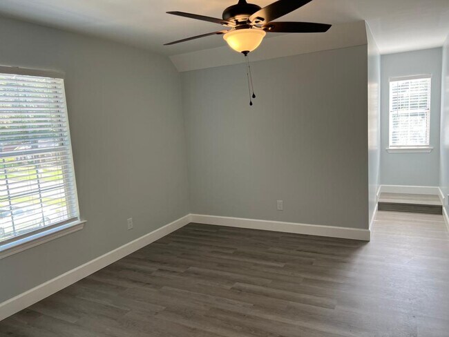 Building Photo - 3233 Autumn Ridge Dr W