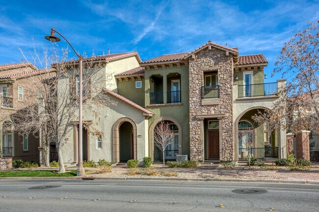 Building Photo - Charming 3-Level Townhome in Gated Communi...