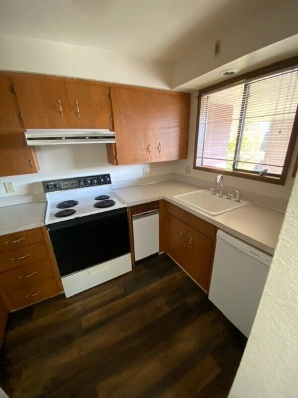 Building Photo - 401 La Villa Drive