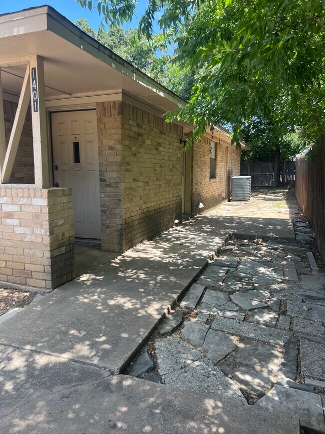 Lado de la propiedad - 1401 Lackey Ct