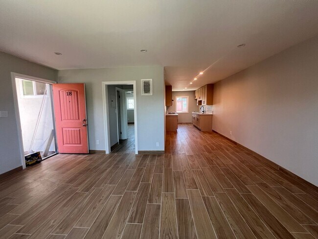 Foto del edificio - 7237 Variel Ave