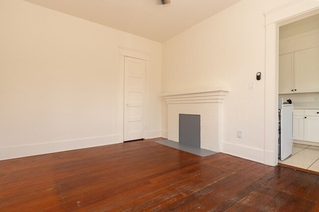 Building Photo - Charming 1 Bed/1 Bath w/ Large Fenced Yard...