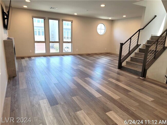 Building Photo - EXQUISITE TRI-LEVEL RESIDENCE IN THE SOUTH...