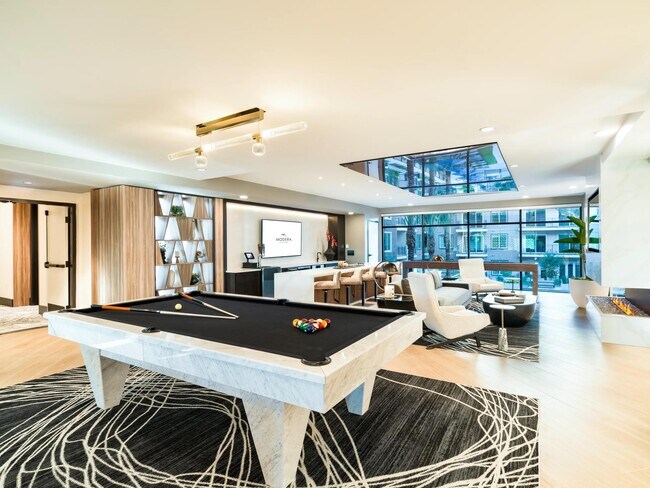 Este elegante salón para residentes cuenta con una llamativa mesa de billar de mármol, asientos cómodos y vistas a la chimenea para una combinación perfecta de ocio y comodidad. - Modera Kierland