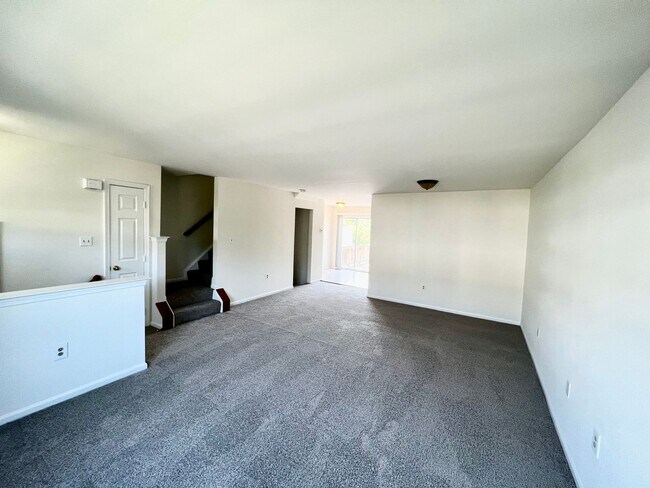 Foto del edificio - Spacious 4 Bedroom 3.5 Bathroom with Deck ...
