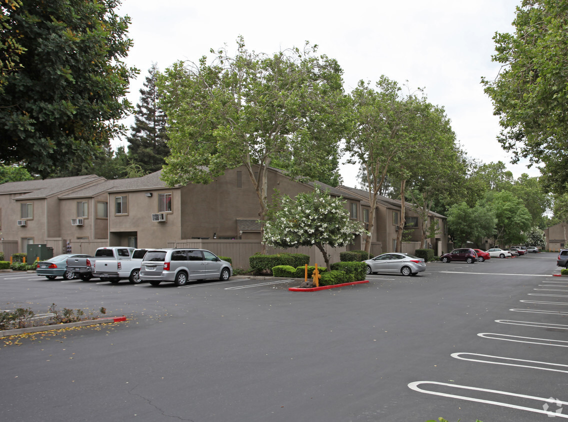 Building Photo - Colonial Farms Apartments