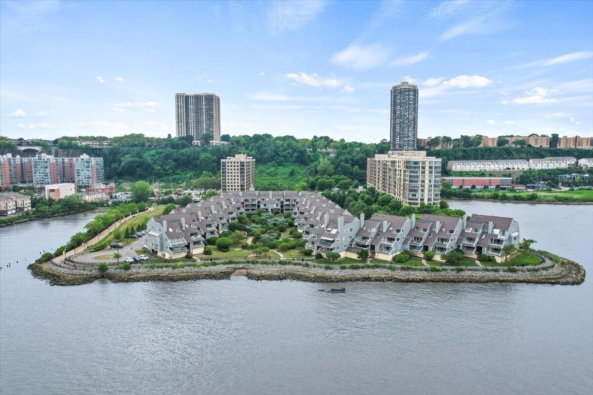 Primary Photo - 4D Cove Ln N