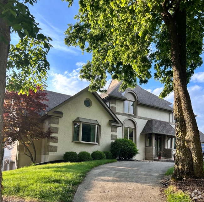 Building Photo - 2055 Old Falls Dr