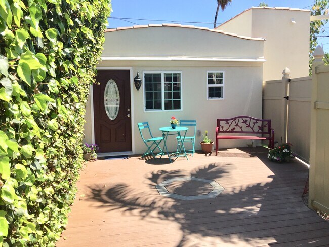 Front Entrance & patio - 1348 S Curson Ave