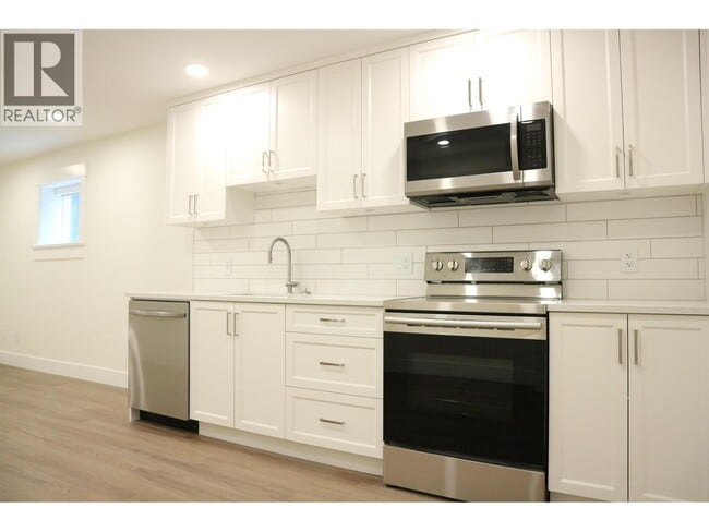 Building Photo - 688 Cassiar St