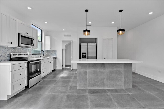 Building Photo - 2735-2737 SW 2nd St  2735 Miami Fl 33135