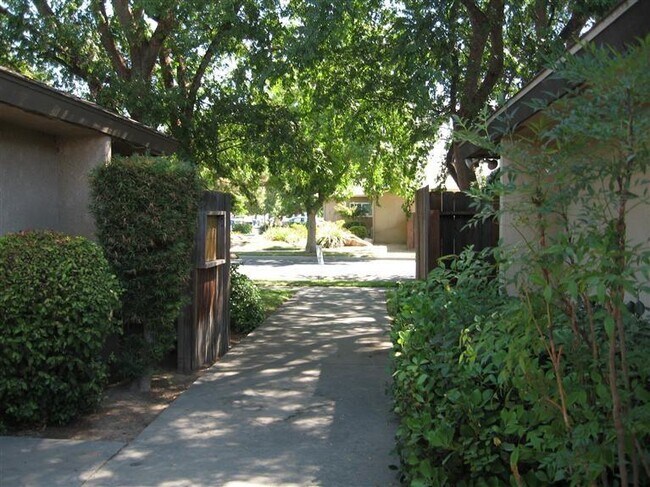 Foto del edificio - 5707 N Valentine Ave