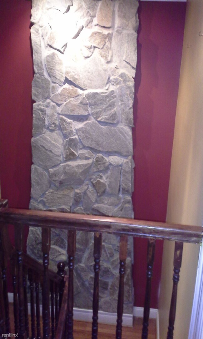Building Photo - 4 br, 3.5 bath Townhome - 8073 Donegal Lane