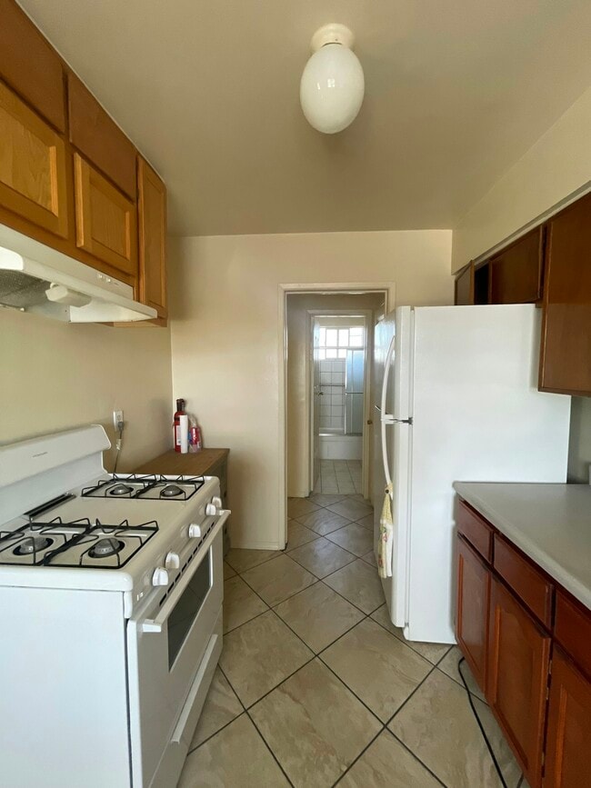 Building Photo - 1023 E 12th St