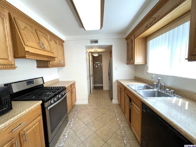 Building Photo - 544 E Cypress Ave