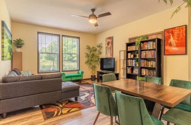 Foto del edificio - 497 W Center St