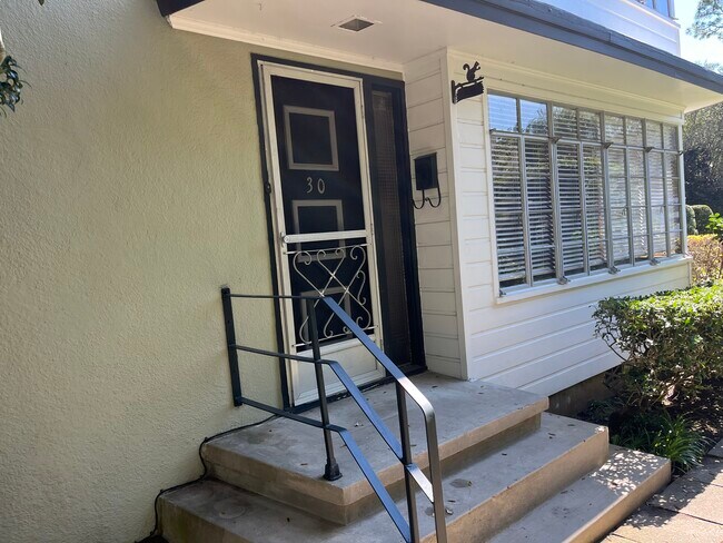 Puerta principal - 30 Thrasher St