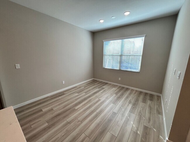 Foto del edificio - Modern 3-Bedroom Townhome in Gated Layton Lakes – Updated & Move-In Ready!