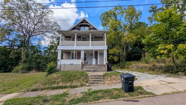 Building Photo - 636-638 Fern St