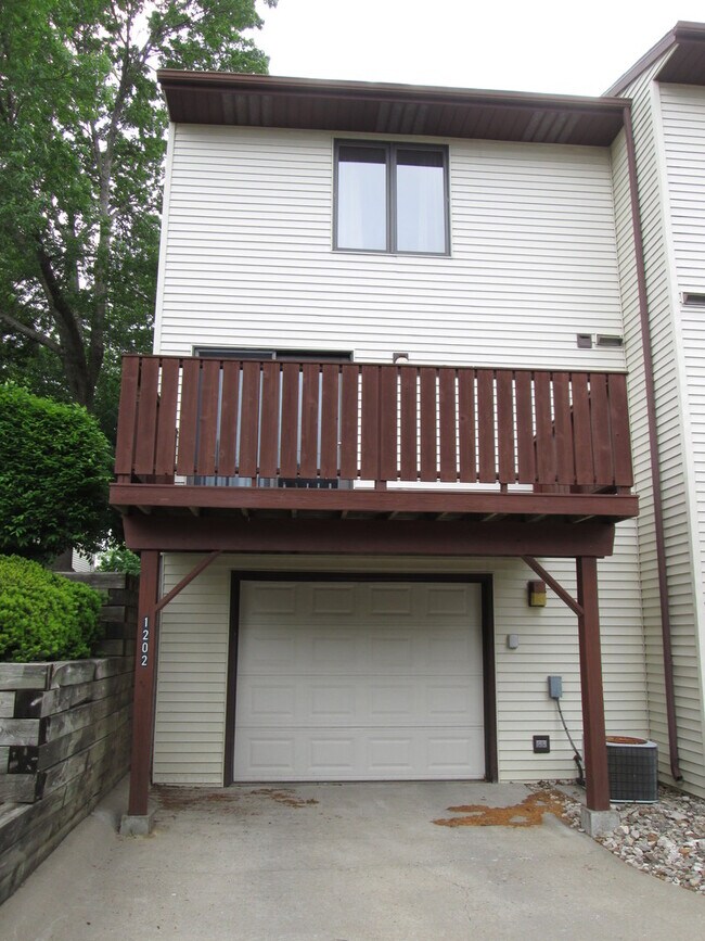 Foto del edificio - 2-bedroom, 1.5-bath, tri-level condo on Iowa City's west side!