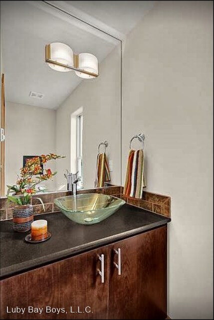 Foto del edificio - 1075 Blaine Ave NE