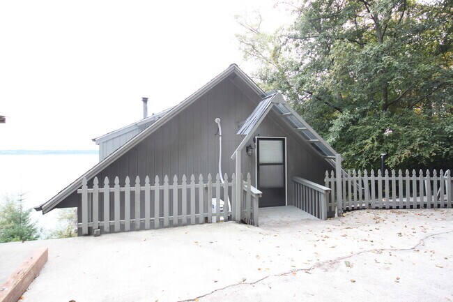 Building Photo - 9983 SW Northilla Rd