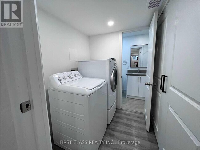 Photo du bâtiment - 2571 Palisander Ave