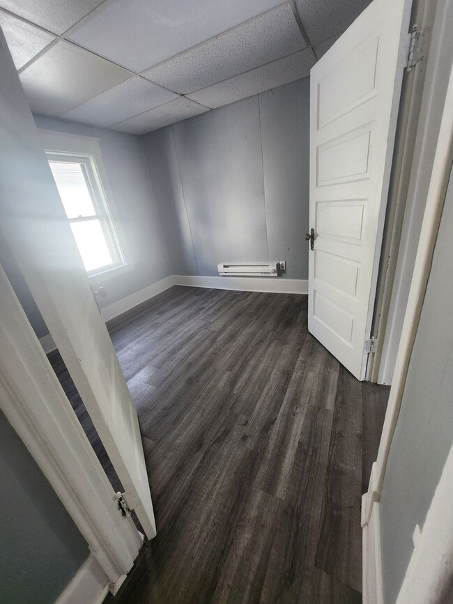 Building Photo - Nice 2 bedroom with bonus room