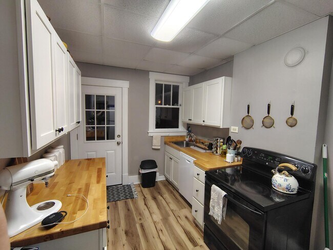 Building Photo - 755 Napier Ave