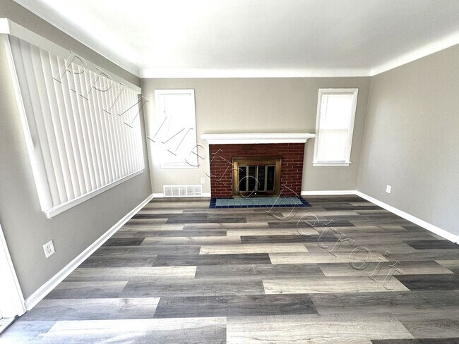 Foto del edificio - 22051 Firwood Ave