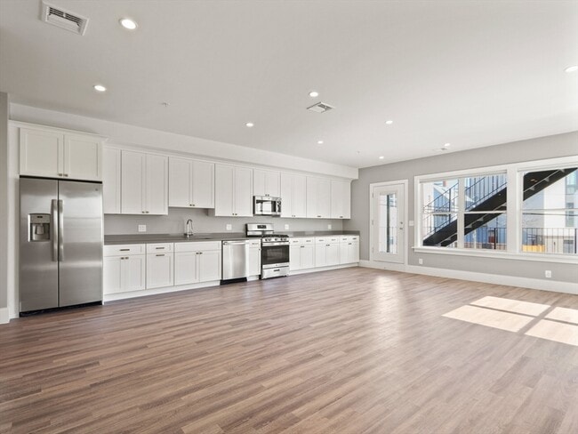 Building Photo - 27 Vinton St