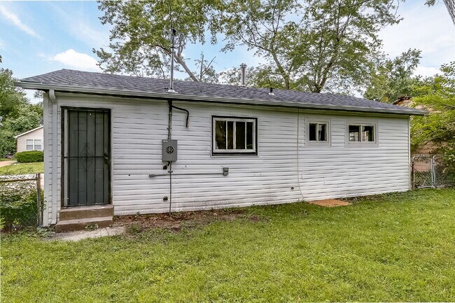 Foto del edificio - "Charming 3-Bedroom Gem with Cozy Living Space in Saint Louis!"