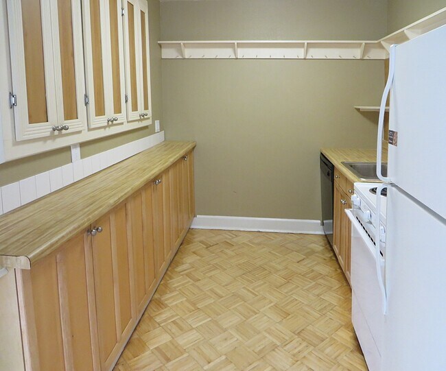 Foto del edificio - Large Studio Full Kitchen, Utilities, Free...