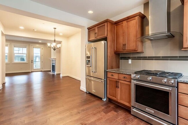 Building Photo - Welcome to the Brownstones at Issaquah Highlands Available August 1st