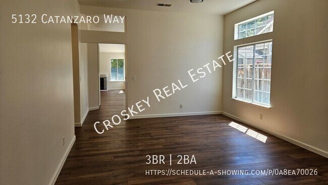 Building Photo - Move in ready! Spacious floor plan, close ...