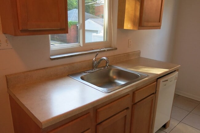 Building Photo - Charming Apartment in Highland Park Neighborhood!