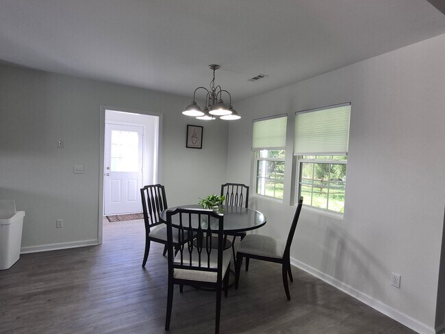 Foto del edificio - 11301 Smoke Tree Ln