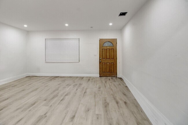 Foto del edificio - 736 NW 41st St