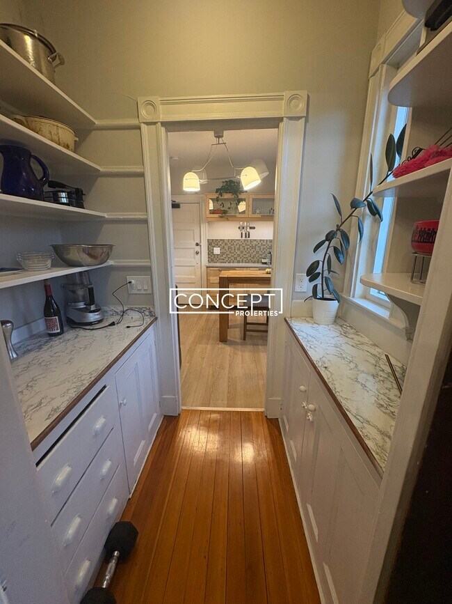 Building Photo - 107 Oxford St