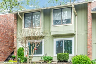 Building Photo - 2106 Palmyra Dr SE
