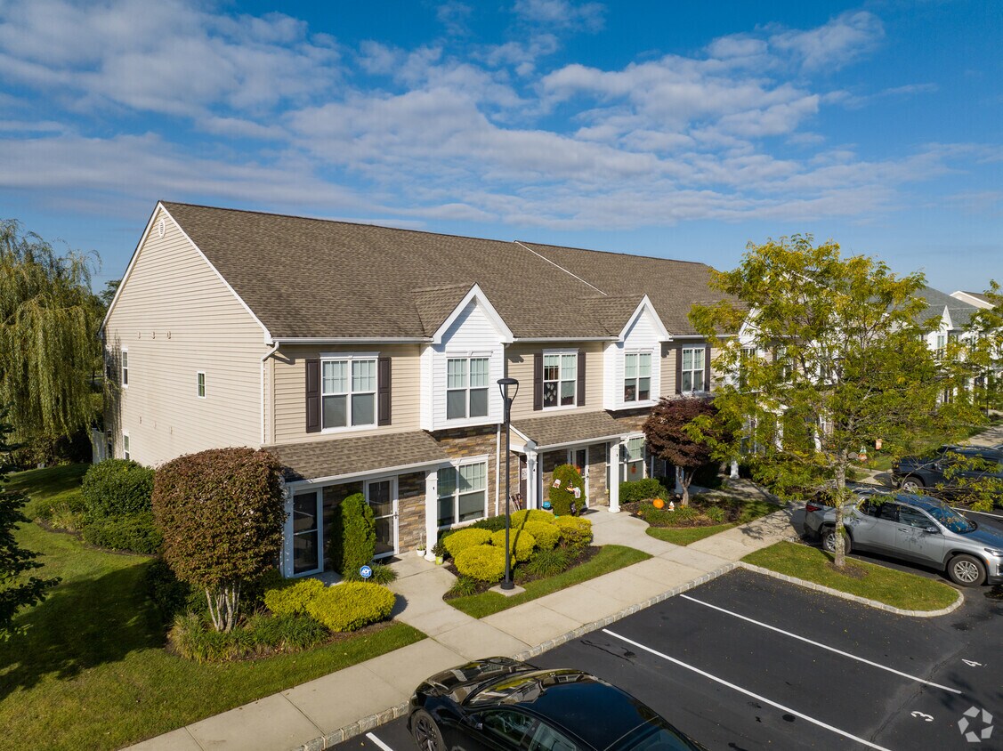 725 Eastview Dr - Foxgate at Islip