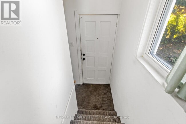 Building Photo - 10128 Keele St