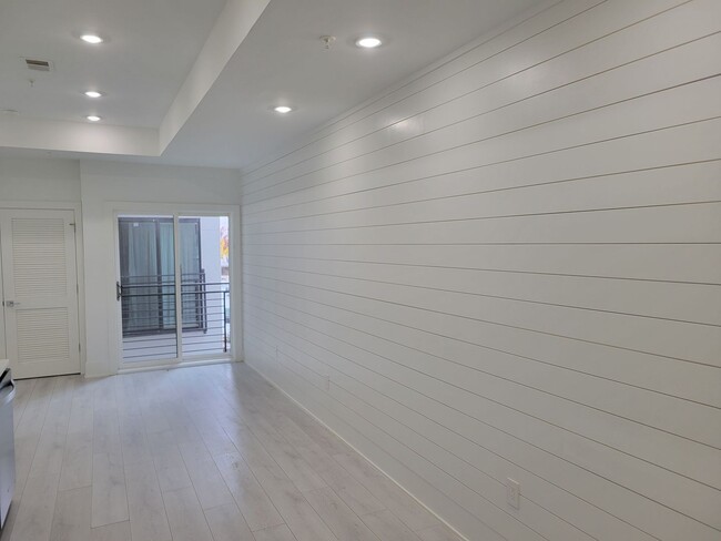 Building Photo - Stunning 2 BR/2 BA Apartment in 16th Stree...