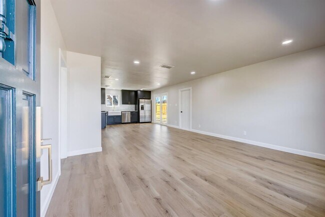 Building Photo - 511 Arbor Ln