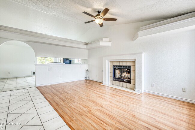 Foto del edificio - 12103 Royal Woods Dr