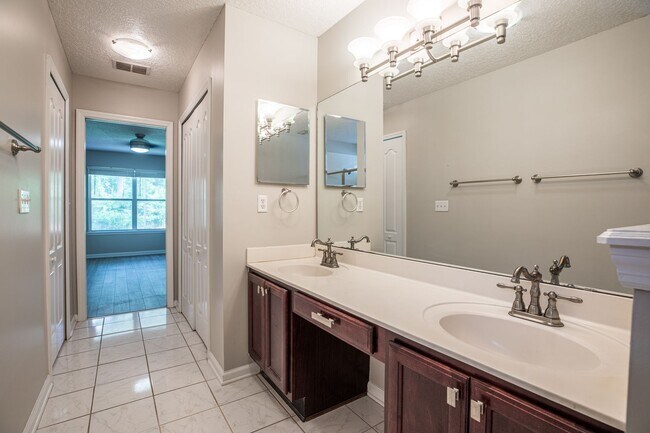 Building Photo - Stunning home in desirable neighborhood