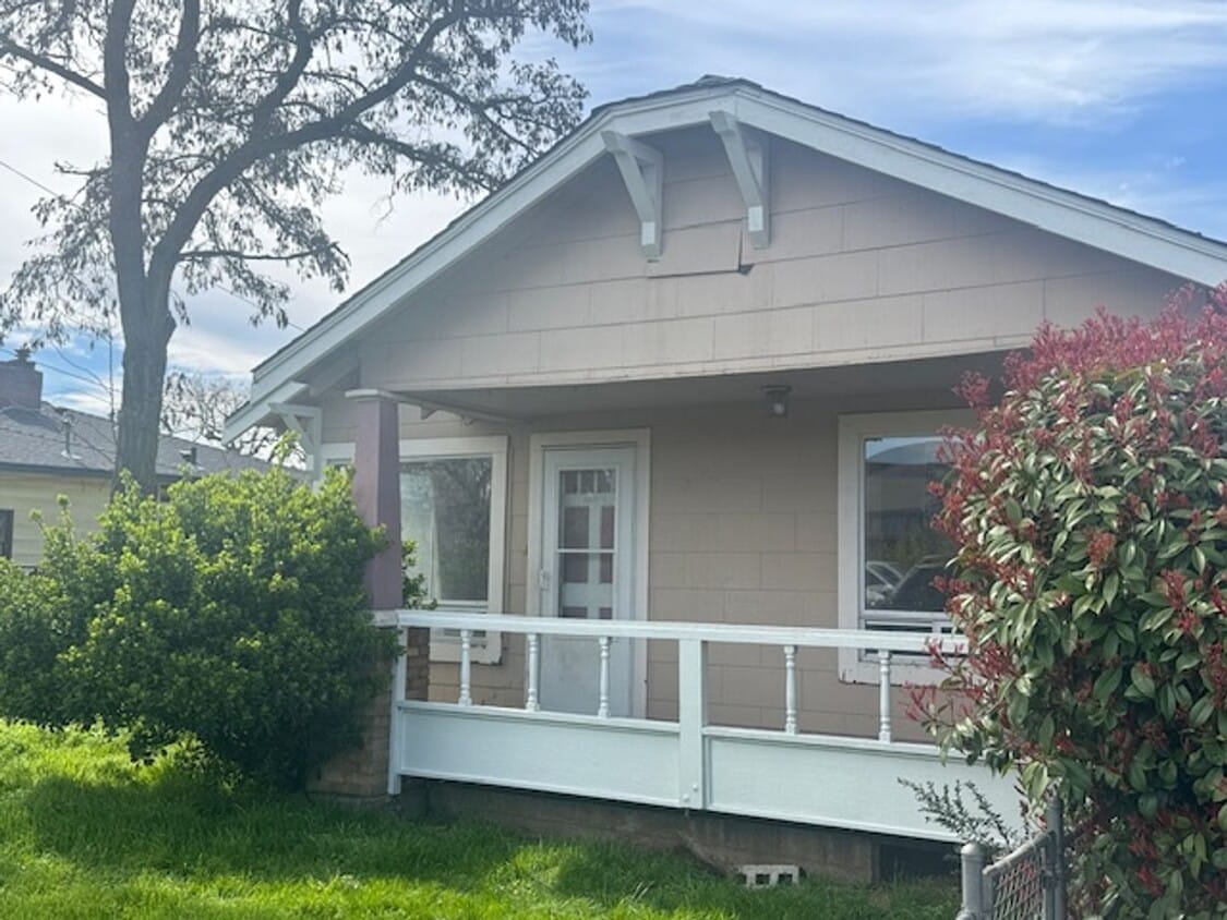 Building Photo - 2 Bed 1.5 Bath Home