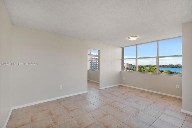 Foto del edificio - 1300 NE Miami Gardens Dr